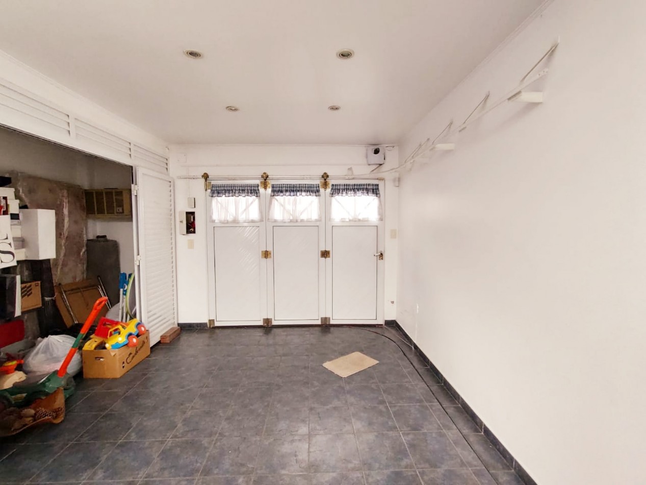 ESPACIOSA CASA EN QUILMES OESTE; IDEAL PARA FAMILIAS Y OPORTUNIDADES DE INVERSION